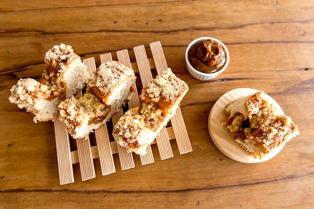 Traditionelle brasilianische Cuca gefüllt mit Dulce de Leche auf der Tischplatte