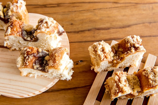 Traditionelle brasilianische Cuca gefüllt mit Dulce de Leche Draufsicht