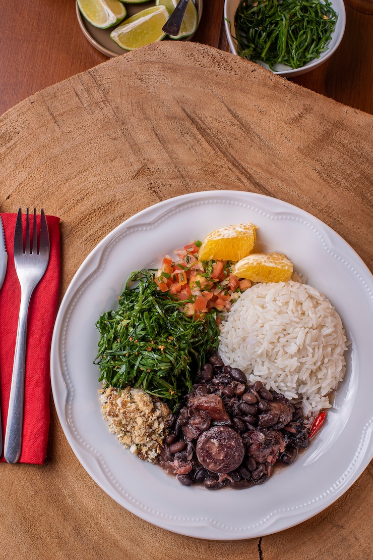 Foto traditionelle brasilianische feijoada auf einem teller