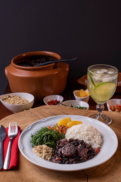 Traditionelle brasilianische Feijoada auf einem Teller