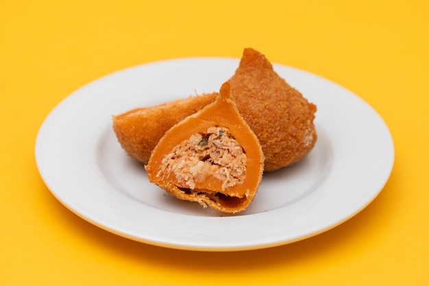 Foto traditionelle brasilianische gebratene trommelstöcke coxinha de frango auf teller