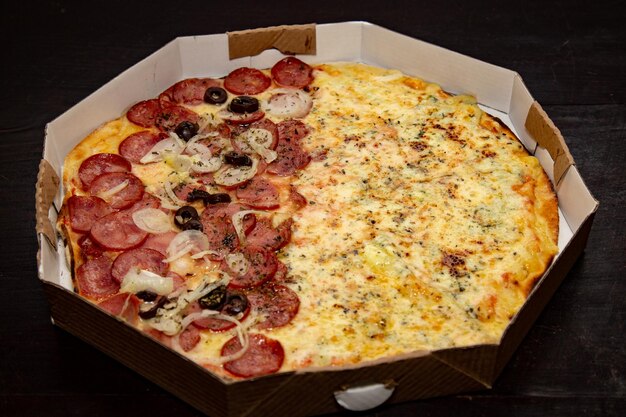 Traditionelle brasilianische Pizza, halbe Peperoniwurst und halb vier Käsesorten