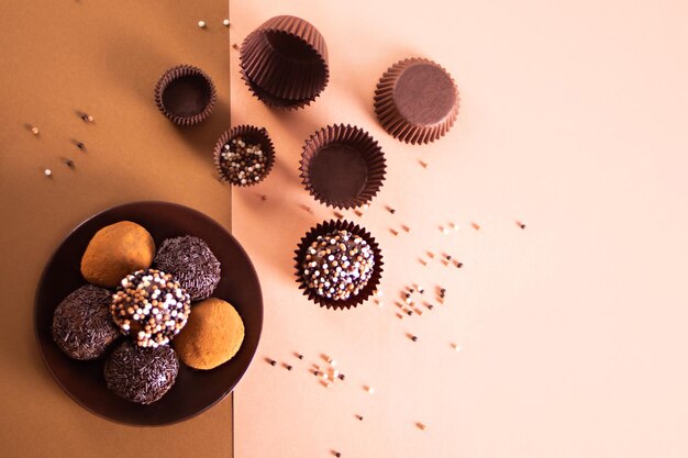 Traditionelle brasilianische süße Schokoladenkugel Brigadeiro aus Kakaopulver und Kondensmilch