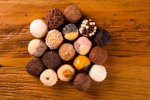 Traditionelle brasilianische Süßigkeiten - Brigadeiros - über Holzoberfläche