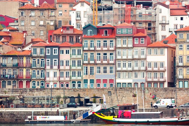 Traditionelle bunte malerische Häuser in Ribeira - das alte, alte und touristische Viertel von Porto und die Promenade des Flusses Douro, Portugal