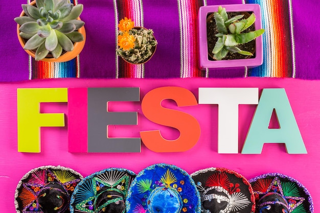 Foto traditionelle bunte tischdekoration zum feiern von fiesta.