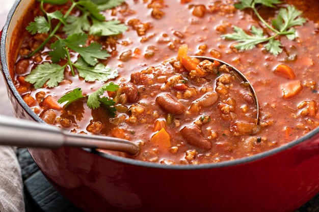 Foto traditionelle chili-suppe mit fleisch und roten bohnen