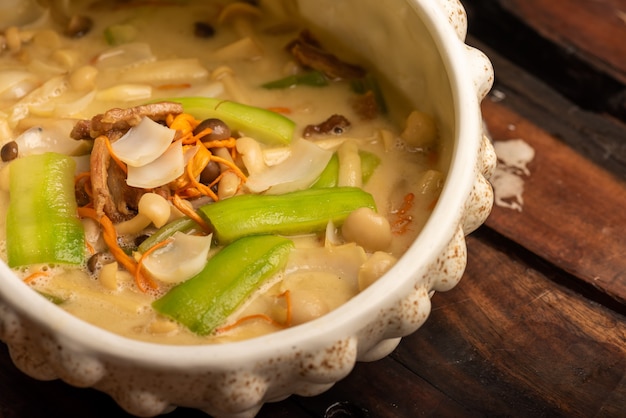 Traditionelle chinesische Bankettgerichte, verschiedene Pilzsuppe