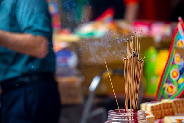 Traditionelle chinesische religiöse Bräuche Chinese Ghost Festival Räucherstäbchen zum Segen verbrennen