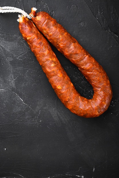 Traditionelle Chorizo-Würstchen auf Schwarz