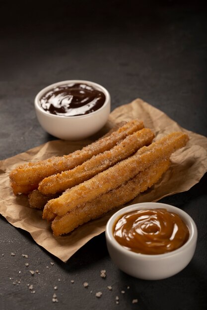 Traditionelle Churros mit Zucker Dulce de Leche und Schokoladensauce