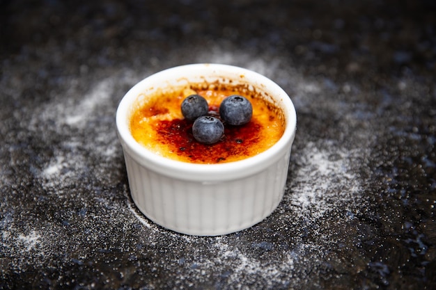 Traditionelle Crème Brûlée auf rustikaler Oberfläche und selektivem Fokus