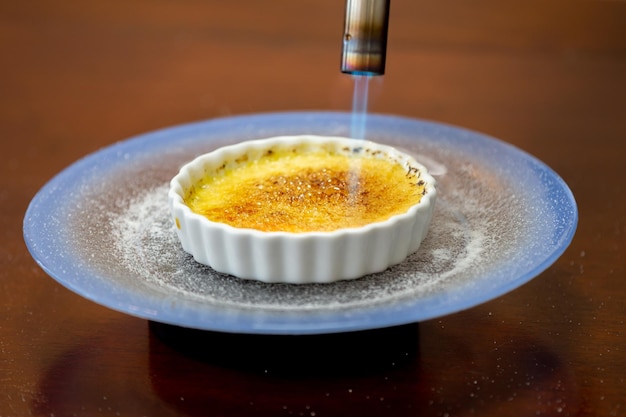 Traditionelle Crème Brûlée mit selektivem Fokus und feinem Detail