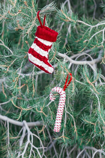 Traditionelle Dekoration, die am Weihnachtsbaum im Freien hängt