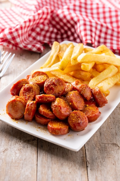 Traditionelle deutsche Currywurst auf Holztisch