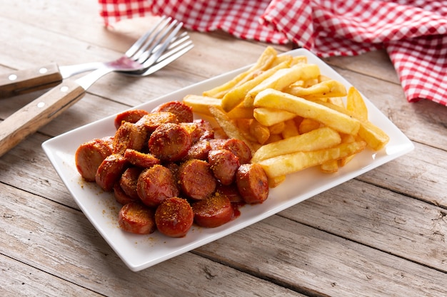 Traditionelle deutsche Currywurst auf Holztisch