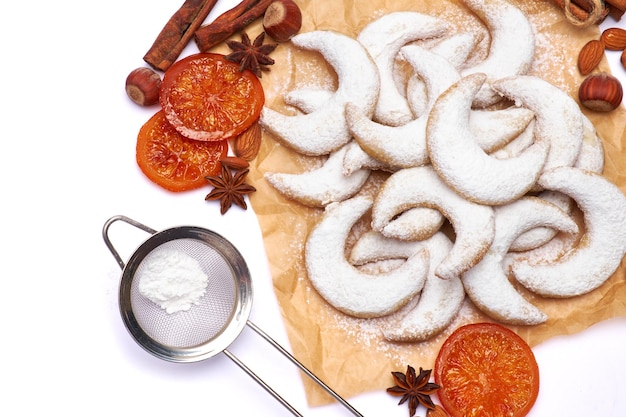 Traditionelle deutsche oder österreichische Vanillekipferl-Vanille-Kipferl-Kekse isoliert auf weißem Hintergrund