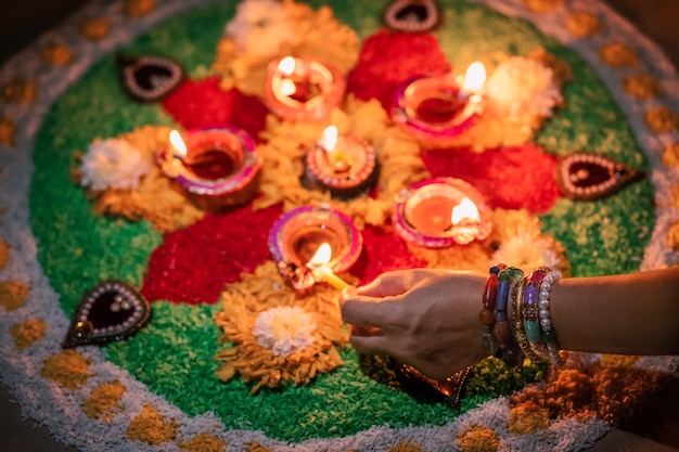 Traditionelle Diya-Lampen, die während der Diwali-Feier beleuchtet werden