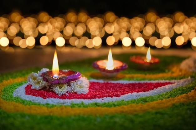 Traditionelle Diya-Lampen, die während der Diwali-Feier beleuchtet werden