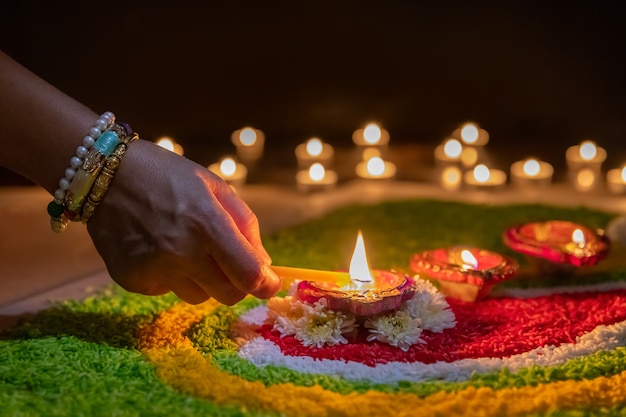 Traditionelle Diya-Lampen, die während der Diwali-Feier beleuchtet werden