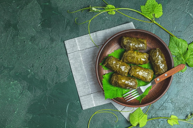 Foto traditionelle dolma oder tolma oder sarma aus dem nahen osten lateinamerika mexikanische chilenische küche ninos envueltos traubenblätter gefüllt mit fleisch und reis libanon türkische griechische küche des nahen ostens