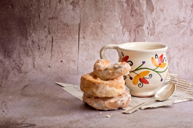 Traditionelle Donuts neben einer Vintage-Tasse mit Latte