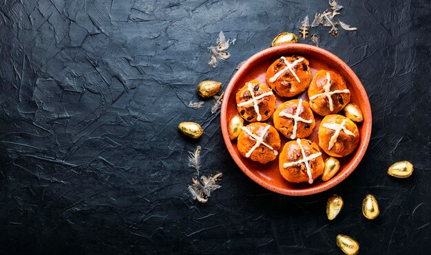 Traditionelle englische Osterbrötchen.