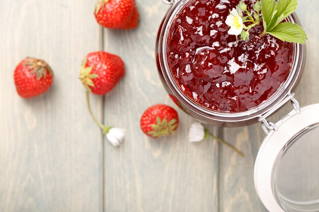 Traditionelle Erdbeermarmelade mit Rezept zu Hause gemacht.