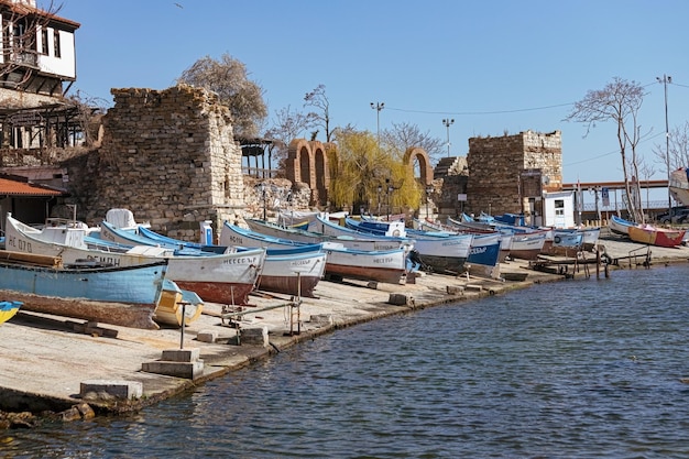 Traditionelle Fischerboote entlang der Küste in der Altstadt von Nessebar Bulgarien