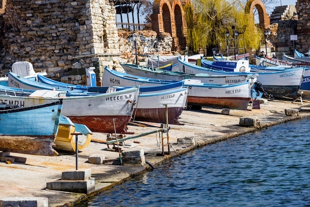 Traditionelle Fischerboote entlang der Küste in der Altstadt von Nessebar Bulgarien