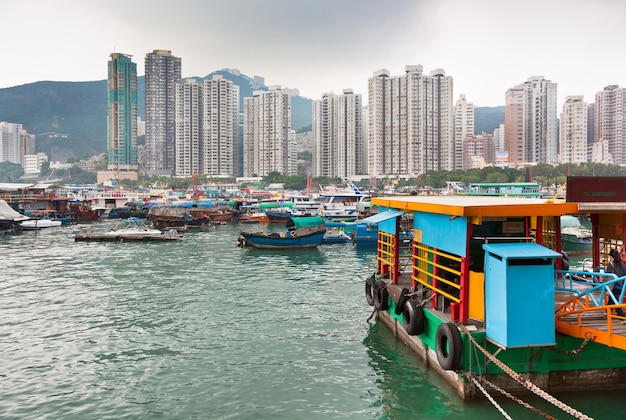 Traditionelle Fischtrawler in der Bucht von Aberdeen, berühmtes schwimmendes Dorf in Hongkong