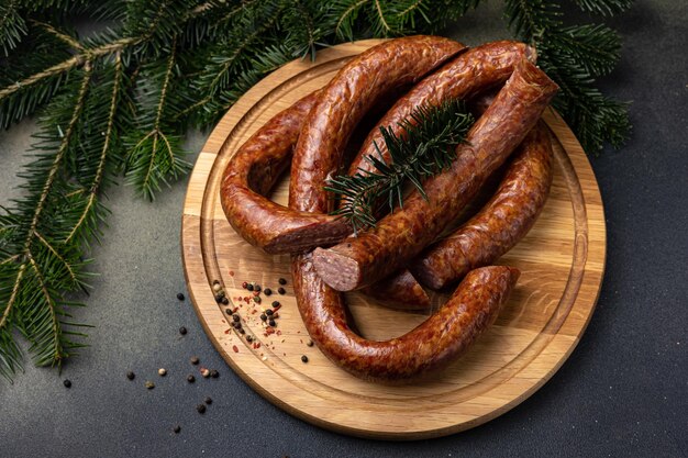 Foto traditionelle fleischspezialitäten, würstchen auf einem dunklen tisch