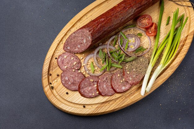 Traditionelle Fleischspezialitäten, Würstchen auf einem dunklen Tisch