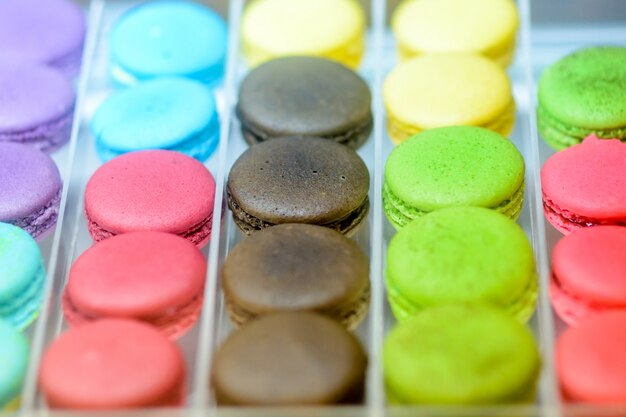 traditionelle französische bunte Macarons in einer Reihe in einer Box