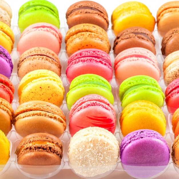 Traditionelle französische bunte Macarons in einer Schachtel