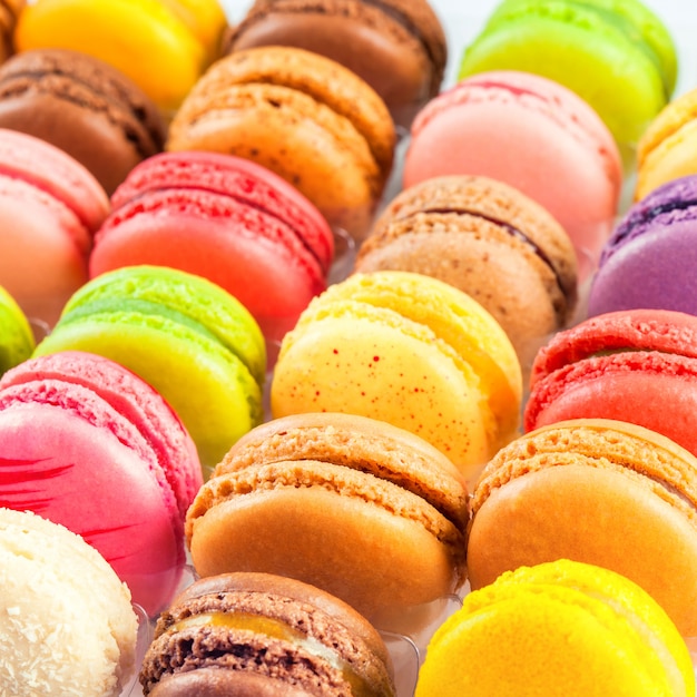 Traditionelle französische bunte Macarons in einer Schachtel