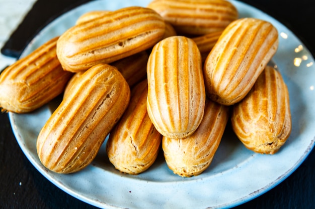 Traditionelle französische Eclairs mit Schokolade. Leckeres Dessert