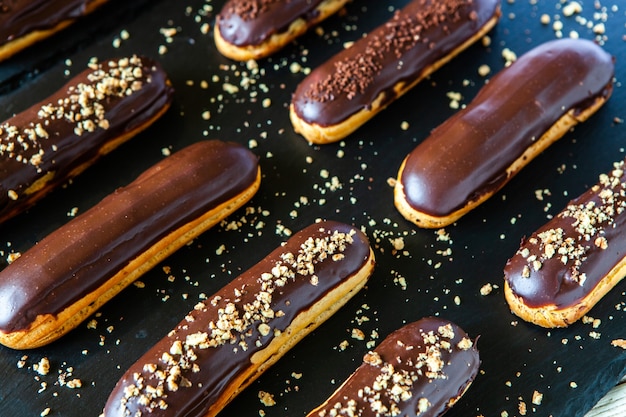 Traditionelle französische Eclairs mit Schokolade