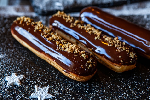 Traditionelle französische Eclairs mit Schokolade