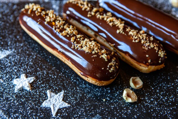 Traditionelle französische Eclairs mit Schokolade