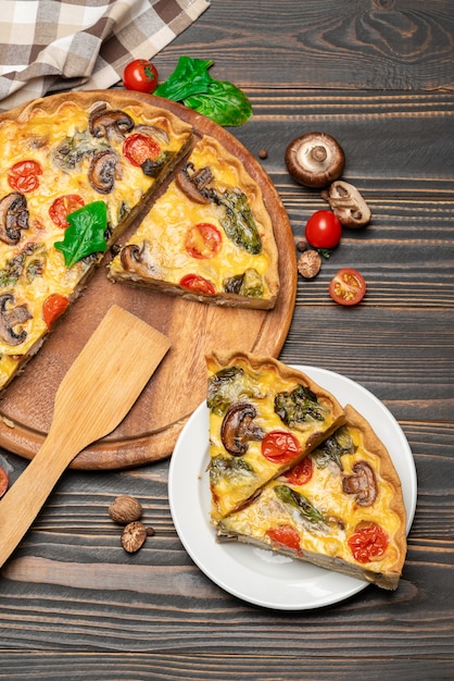 Traditionelle französische gebackene hausgemachte Quiche-Torte auf Holzbrett