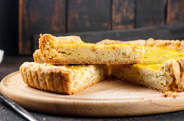 Traditionelle französische hausgemachte Zwiebeltorte oder Quiche