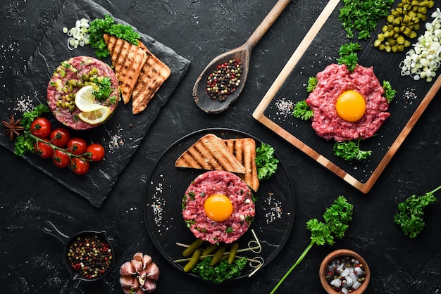 Traditionelle französische Küche Tartar mit Ei, Avocado, Zwiebel und eingelegter Gurke Draufsicht Freier Platz für Ihren Text