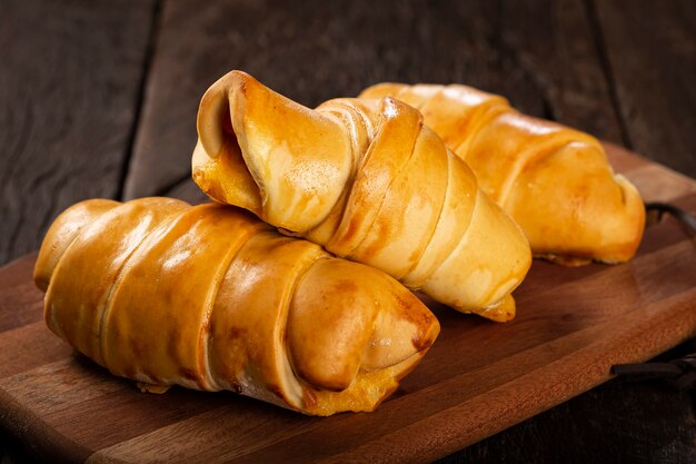 Traditionelle frisch gebackene Croissants auf dem Tisch