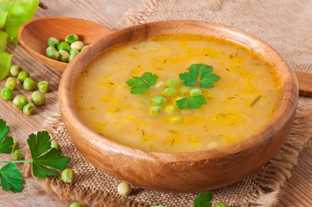 Traditionelle frische Erbsensuppe in der Schüssel