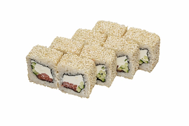 Traditionelle frische japanische Brötchen (Maki, Sushi) mit Sesam auf weißem Hintergrund.