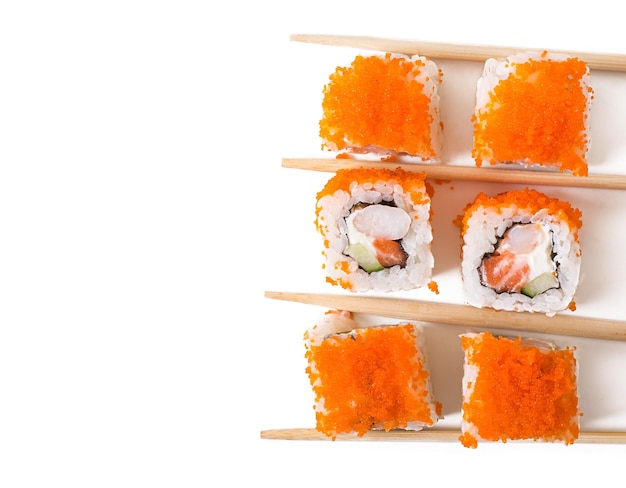 Traditionelle frische japanische Sushi-Rollen auf weißem Hintergrund Top-View