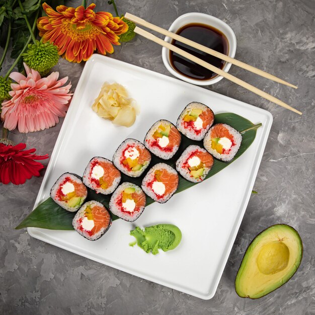 Traditionelle frische japanische Sushi-Rollen mit Lachs