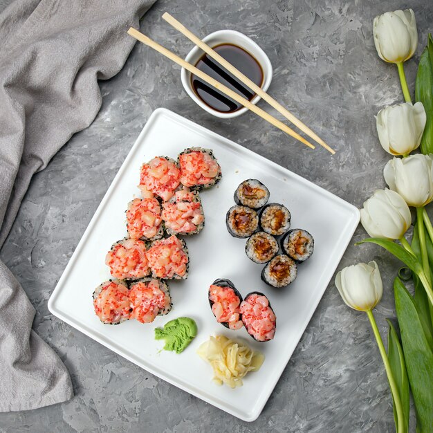 Traditionelle frische japanische Sushi-Rollen mit Lachs