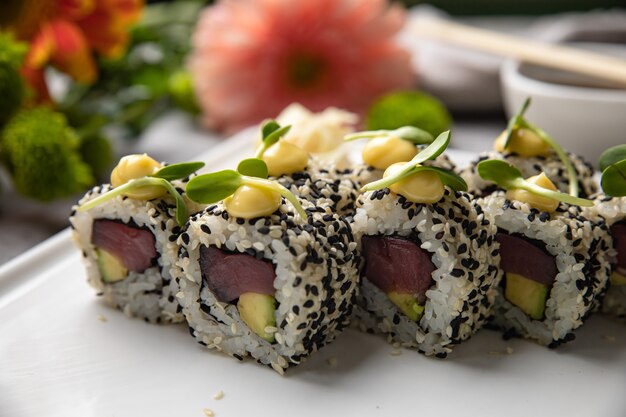 Traditionelle frische japanische Sushi-Rollen mit Thunfisch